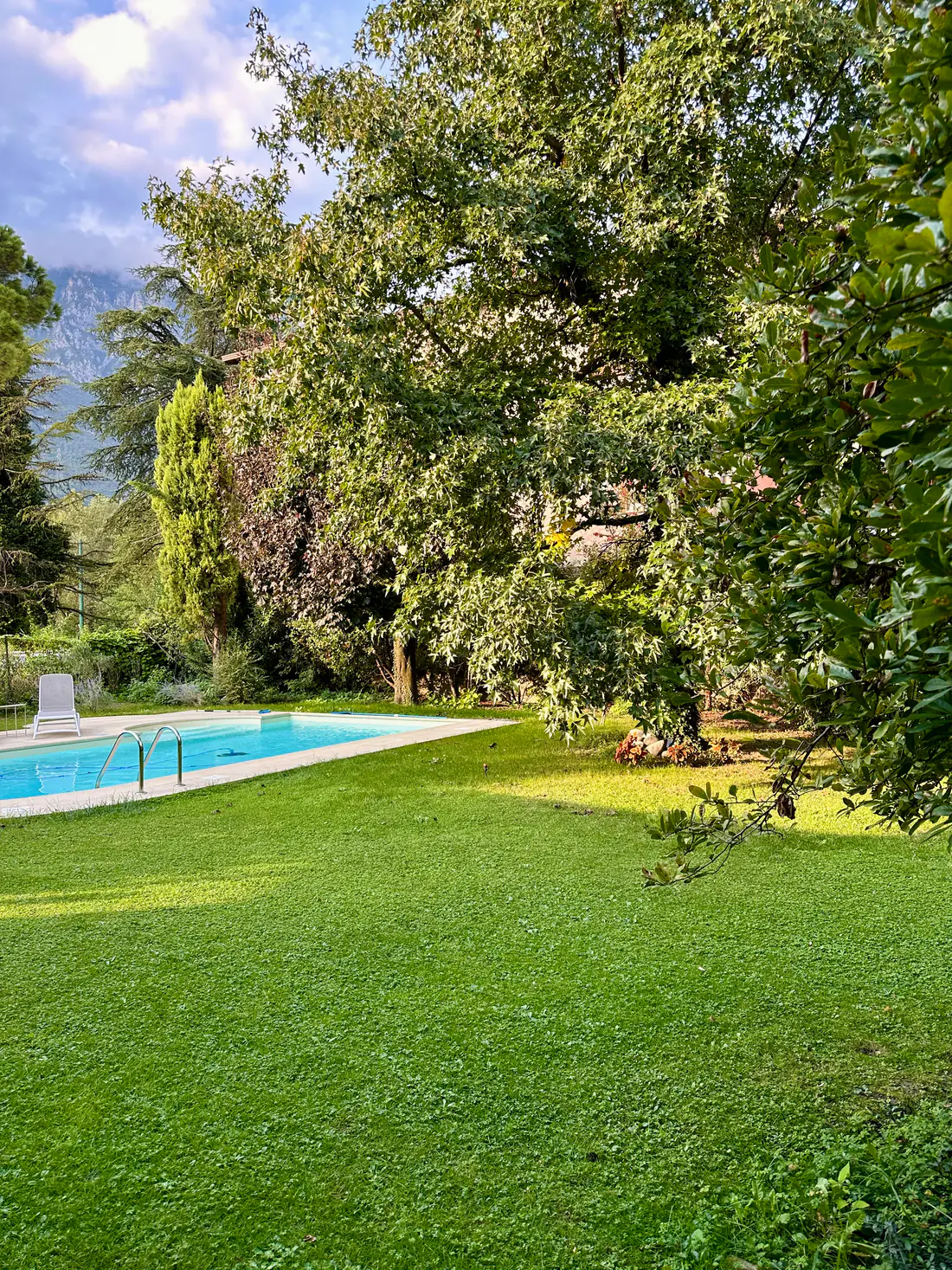 Giardino con piscina