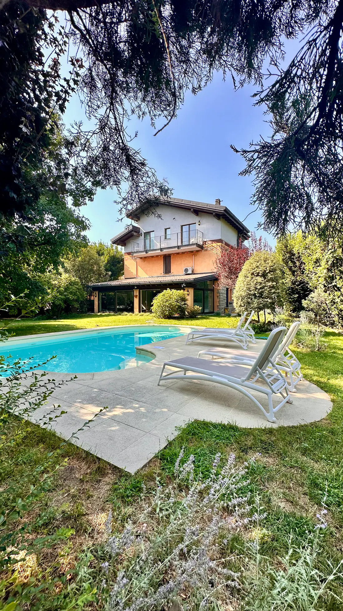 La struttura vista dal giardino