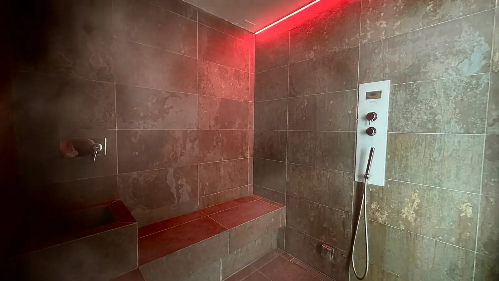Bagno turco con luce soffusa