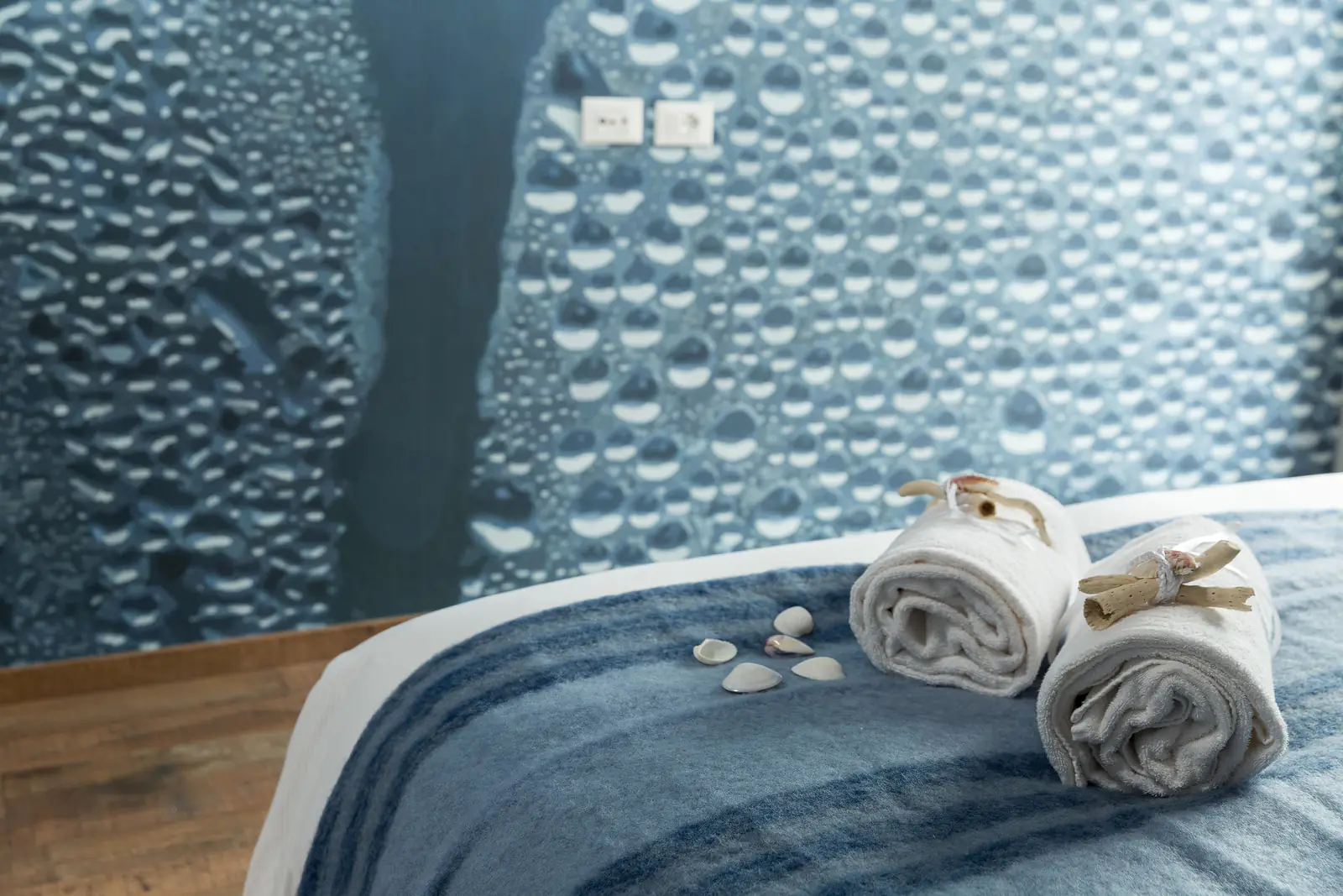 Suite Aqua – Asciugamani e dettagli sul letto