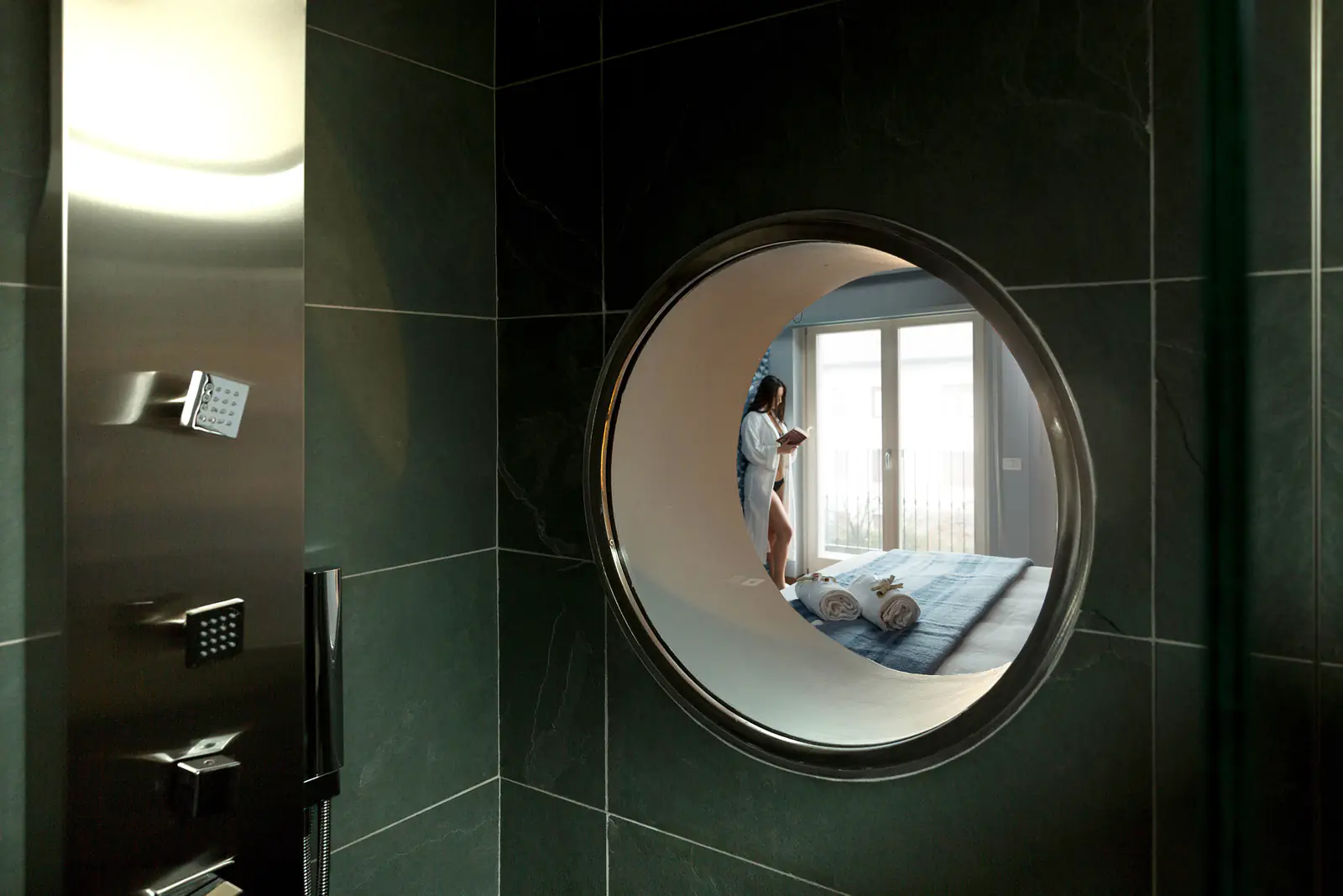 Suite Aqua – Doccia con oblò affacciato sulla camera
