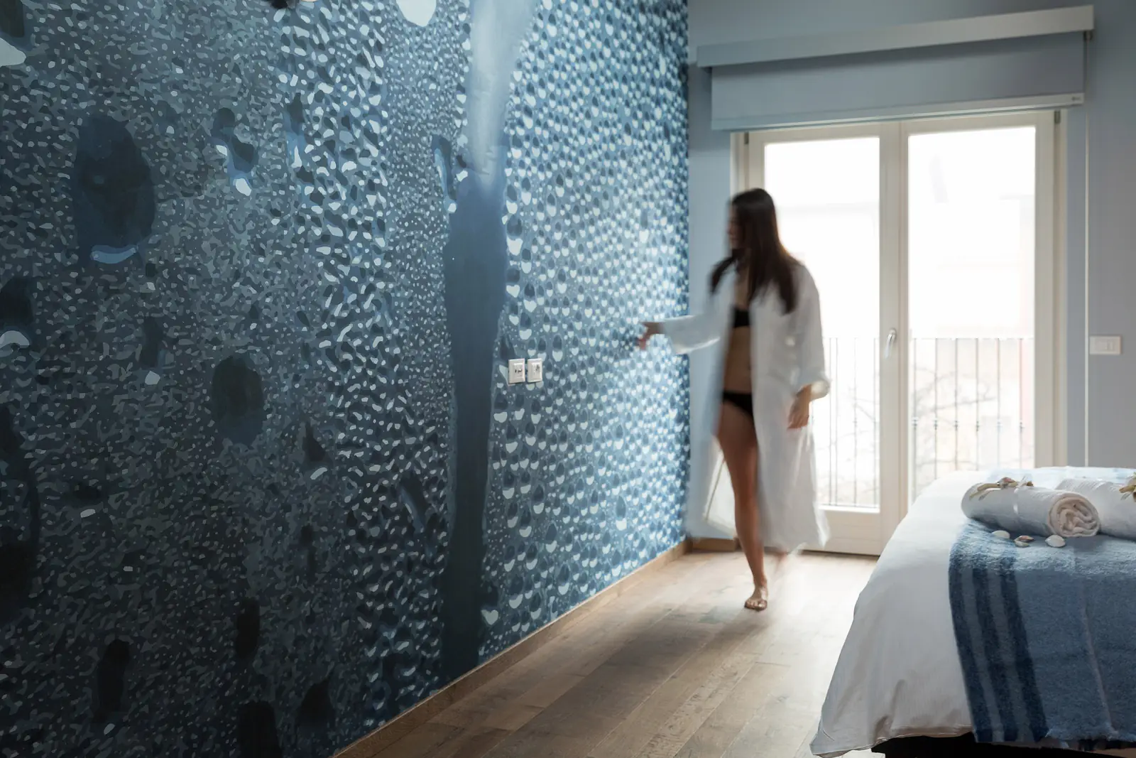 Suite Aqua – Parete decorata della camera