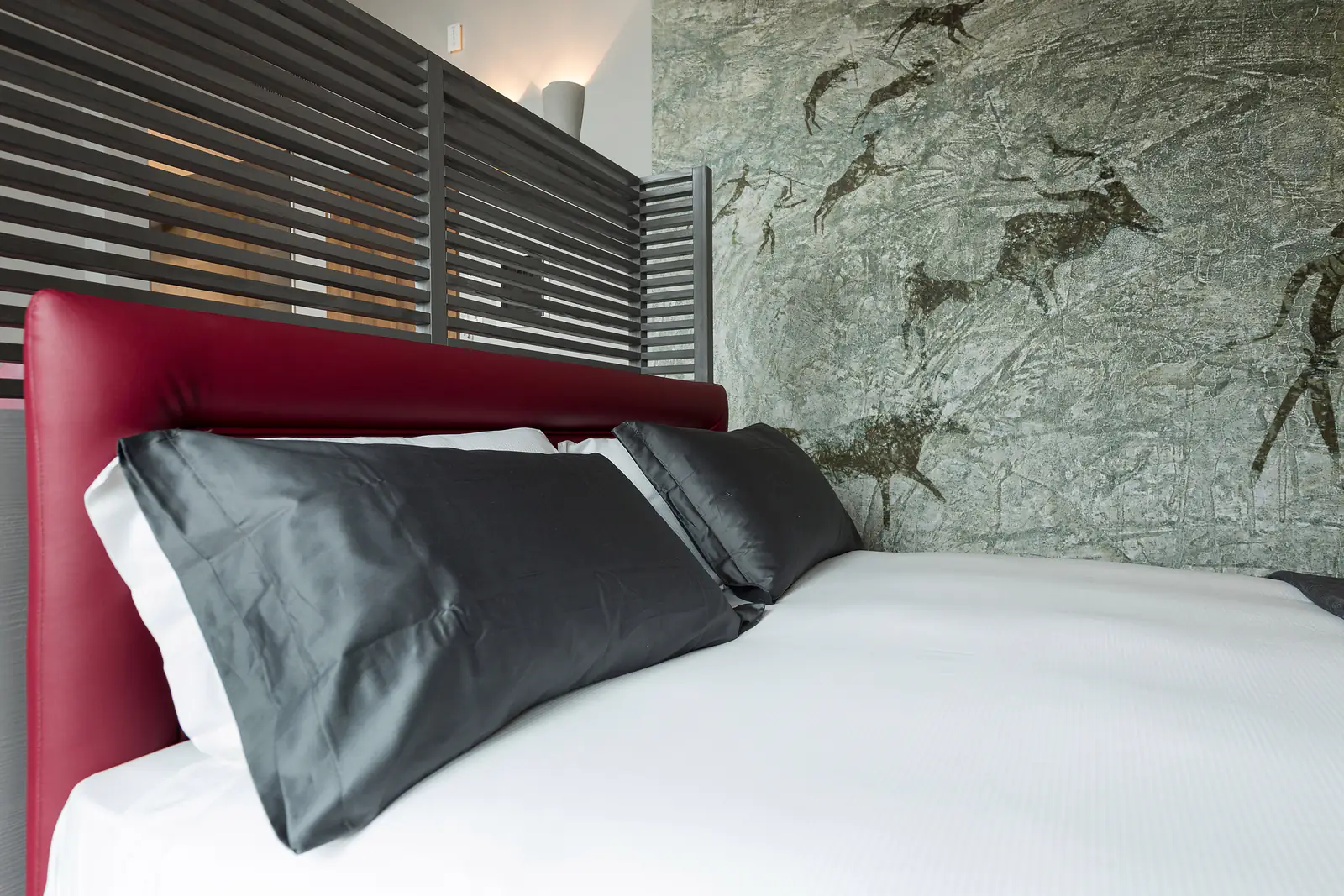 Suite Camuni – Cuscini e testiera del letto